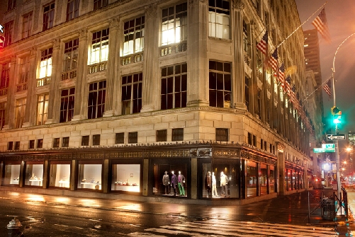 ↑미 뉴욕 맨해튼 5번가의 삭스 핍스 애비뉴 백화점 전경. MCM제품들이 건물 좌측 중앙에 쇼윈도에 전시돼 있다.[사진=MCM]