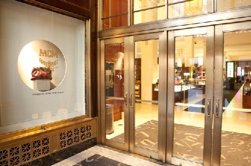 ↑삭스 핍스 애비뉴 백화점 정문 옆 쇼윈도에 전시된 MCM제품.[사진제공=MCM]