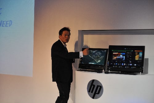 ↑HP 아태지역 데스크톱 PC담당 부사장이 자사의 차세대 터치스크린 기술인 HP 터치 스마트 기술을 시연하고 있다.