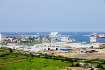 ↑LS전선 동해공장 전경. 뒷쪽으로 동해항이 보인다.
