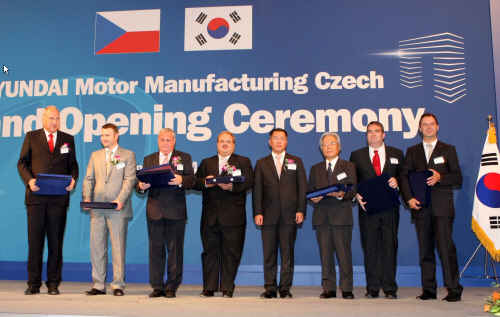 ▲체코공장 준공식에 공로가 큰 외빈 및 직원들이 공로패를 받고 축하사진을 찍고 있다. 오른쪽에서 네번째가 정의선 현대차 부회장.