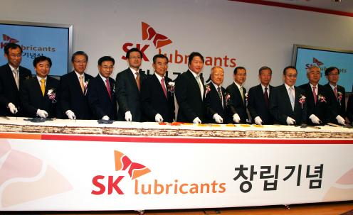 ↑SK루브리컨츠가 1일 서울 종로구 서린동 SK에너지 본사에서 최태원 SK회장(왼쪽 7번째), 조순 SK에너지 사외이사(왼쪽 8번째), 신헌철 SK에너지 부회장(왼쪽 6번째), 구자영 SK에너지 사장(왼쪽 9번째), 유정준 SK루브리컨츠 사장(왼쪽 5번째) 등 관계자들이 참석한 가운데 창립행사를 가졌다.