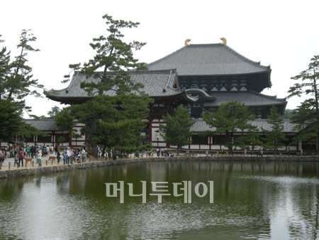 ↑동대사는 8세기에 창건된 세계 최대의 목조 건축이다. 이 시대 불상의 주조기술과 건축, 공예등 여러 가지 기술이 실크로드를 통해 한반도와 중국으로부터 들어왔다.