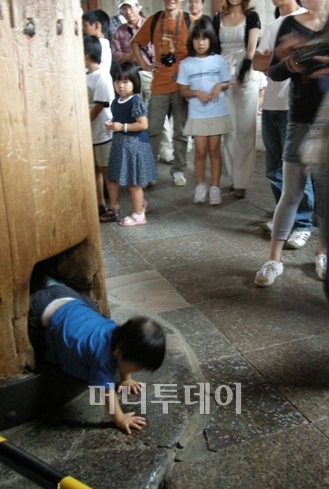 ↑동대사 경내에는 대불상의 콧구멍만한 구멍 뚫린 기둥이 있다. 이곳을 기어나가면 만사형통하다고해 어린 아이의 손을 잡고 길게 늘어선 줄을 볼수 있다.