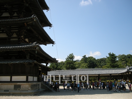 ↑호류지는 세계에서 가장 오래된 목조건축이자 역사공부를 위한 학생들로 줄을 잇는 곳이기도 하다.
