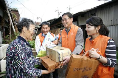 ↑그룹 창립기념일을 맞이해 최웅진 한화L&C 대표(오른쪽 두번째)가 직원들과 함께 서울 문래동 독거노인들에게 생필품을 전달하는 봉사활동을 하고 있다.