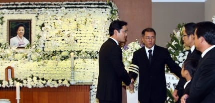 ↑이재용 삼성전자 전무가 9일 오전 정몽구 현대기아차그룹 회장의 부인 故 이정화 여사의 빈소가 마련된 풍납동 서울아산병원 장례식장에서 조문을 마친 뒤 정의선 부회장에게 위로의 말을 전하고 있다.