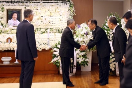 ↑구본무 LG그룹 회장이 9일 오후 고 이정화 여사 빈소가 차려진 서울아산병원을 찾아 정의선 현대차 부회장을 위로하고 있다.
