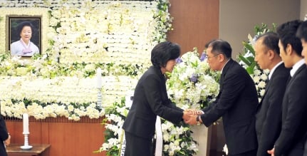 ↑이건희 전 삼성그룹 회장의 부인 홍라희 여사가 9일 오후 정몽구 현대기아차 그룹 회장의 부인 고 이정화 여사의 빈소가 마련된 풍납동 서울아산병원 장례식장에서 조문을 마친 뒤 정의선 부회장에게 위로의 말을 전하고 있다.