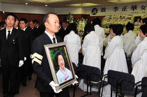 ▲고 이정화 여사의 맏사위인 선두훈 영훈의료재단 이사장이 영정사진을 들고 영결식장으로 들어서고 있다.