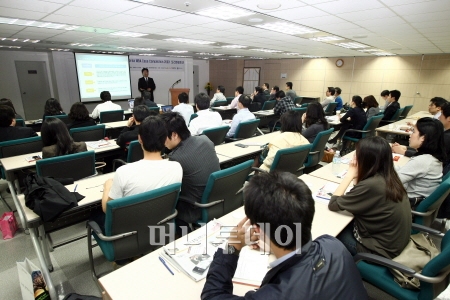 ↑지난 10일 열린 '2009 MBA경영사례분석대회' 오리엔테이션에서는 23개 신청팀이 참가, 대회 주제와 진행방향에 대해 열띤 질의 응답시간을 가졌다. ⓒ 사진= 임성균 기자