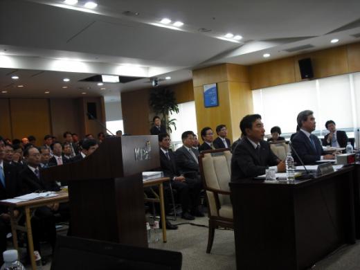 ▲15일 부산에서 열린 국회 정무위원회의 한국거래소 국정감사 현장. 감사가 진행 중임에도 불구 정무위원들의 자리가 텅텅 비어있다.