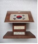 ↑진공 유리속 월석 4조각, 
달까지 갔다온 태극기