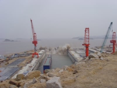 ↑배를 접안시키기 위한 도크를 만들기 위해 폭파 작업을 진행하고 있다.