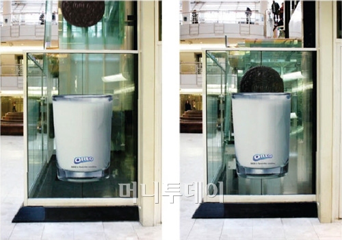 ↑'우유에 찍어먹으면 맛있다'는 메시지를 스티커 두장으로 설명한 '오레오'광고. ⓒ이제석 광고연구소(www.jeski.org)