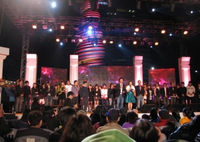 ↑청계광장을 가득 메운 관객들과 시상식 광경