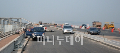 ↑막바지 공사가 한창인 방조제 도로 현장ⓒ장시복 기자