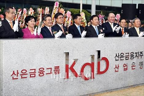 ↑ 유재한 한국정책금융공사 사장과 김영선 국회 정무위원장, 민유성 산은금융지주 회장, 진동수 금융위원장, 신학용 민주당 의원, 곽승준 미래기획위원장, 임기영 대우증권 사장, 윤만호 산은 금융지주 부사장, 이성준 한국 인프라자산운용사장(왼쪽부터) 등이 28일 오후 서울 여의도 산업은행 본사 앞 광장에서 열린 산은금융지주 현판 제막식 후  박수를 치고 있다. / 임성균 기자