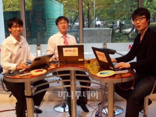 ↑ '기고만장 기자실'의 진행진 왼쪽부터 산업부 이상배 기자, 경제증권부 유일한 기자, 이규창 기자.