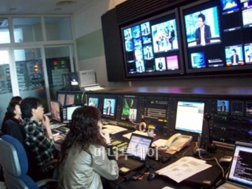 ↑ MTN '기고만장 기자실'을 기획, 연출하는 서진아PD(맨 오른쪽).