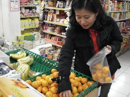 ↑예준 엄마가 동네슈퍼에서 제철과일을 고르고 있다. 
제철과일은 수입과일보다 운송거리가 짧아 친환경적이고 영양도 풍부하다. ⓒ이경숙