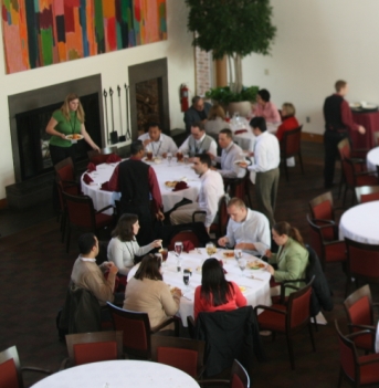 ↑연수참가자들이 점심시간을 이용해 토론하기 편하게 원형테이블이 배치된 GE 크로톤빌 연수원[오시닝(미 뉴욕주=김준형 특파원]