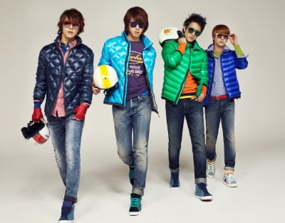 ↑스파오의 또 다른 모델 '슈퍼쥬니어'가 초경량 구스다운(거위털) 점퍼를 선보이고 있다.