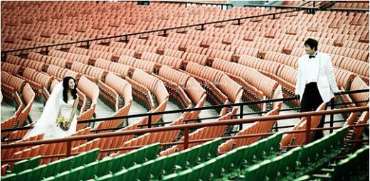 ↑롯데자이언츠의 내야수 이대호(27)가 웨딩사진을 공개했다. ⓒ이대호 공식 홈페이지