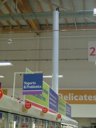 ↑치탐 힐 매장에서는 냉동고에서 나오는 열도 상단 파이프를 통해 수집해 난방에 재활용한다.