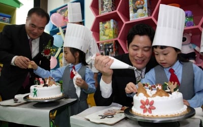 ↑신세계 정용진 부회장이 9일 신세계 희망장난감 도서관 8호점인 '포항관' 개관식에 참석해 아이들을 돌보고 있다.