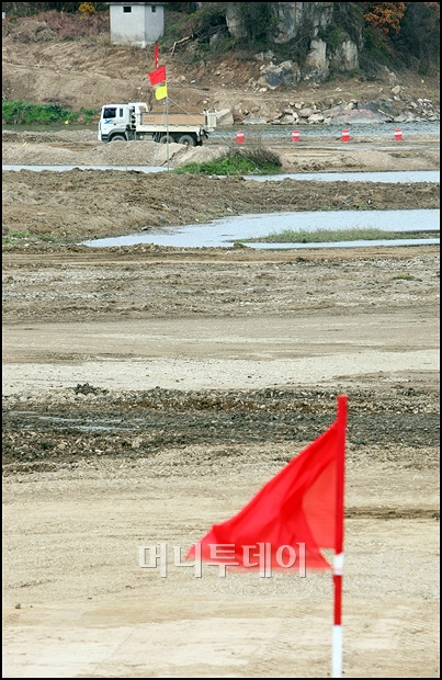 ↑빨간색의 깃발을 따라 금강살리기 행복지구의 금남보가 건설된다.