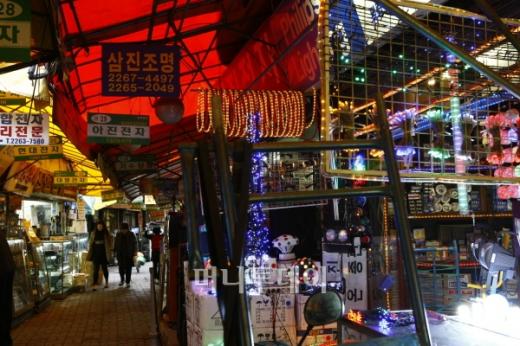 ↑평화시장 초입에 있는 전태일 동상