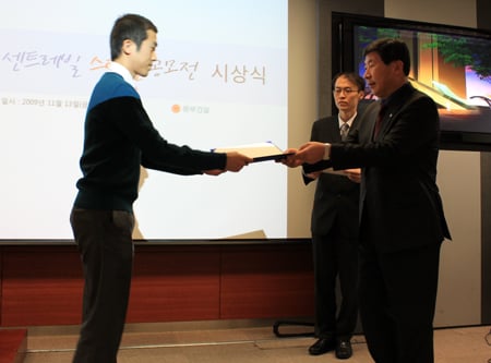 ↑ 김경철 동부건설 주택영업본부장 상무(사진 오른쪽)가 수상자에 시상하고 있다