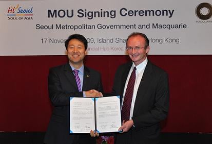 ↑오세훈 서울시장이 17일 홍콩에서 맥쿼리기업자산금융그룹 게리 패럴 부회장과 양해각서
체결후 악수하고 있다.ⓒ서울시