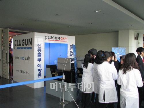 ↑ 신종플루 확산을 막기 위해 지스타 주최측이 전시관에 입장하는 모든 관람객의 체온을 재고 있다.