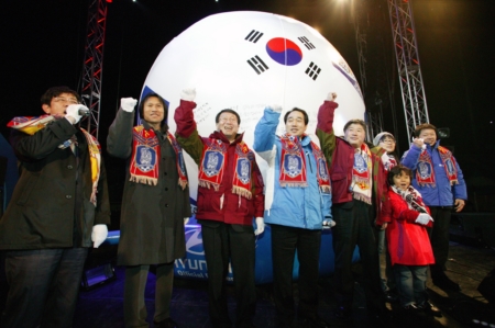 ↑5일 새벽 강원도 평창 알펜시아 리조트 스키점프 경기잠 에민스타디움에서 열린 '남아공 월드컴 조추첨식 응원전'에서 안익수 여자 축구국가대표팀 감독(왼쪽 두번째부터), 임헌종 현대자동차 국내마케팅실장, 최흥집 강원도 정무부지사, 임헌문 KT 개인고객마케팅전략담당 상무, 김은희 붉은악마 의장, 정해성 축구 국가대표팀 코치가 화이팅을 외치고 있다.