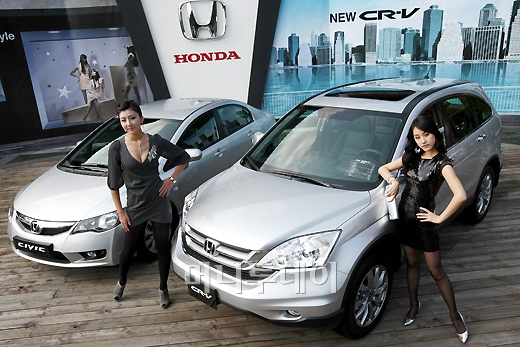 ↑지난 10월 출시된 '뉴 CR-v'(오른쪽)와 '뉴 시빅' ⓒ임성균 기자