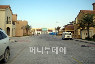 ↑두바이월드 자회사 나크힐이 개발을 주도한 인공섬 팜주메이라의 빌라촌. 
입주자가 거의 없어 거리가 썰렁하다.ⓒ장시복
