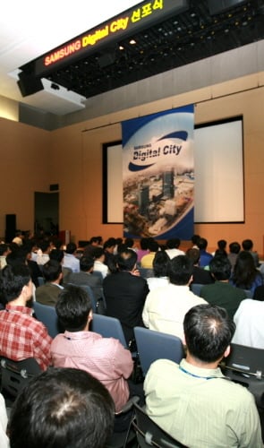 ↑지난 9월 삼성전자 수원사업장에서 열린 '삼성 디지털시티' 선포식 장면.