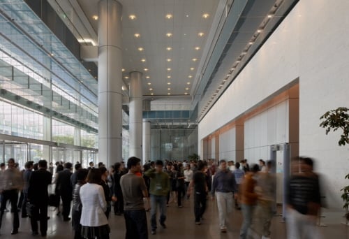 ↑삼성전자는 지난해 10월부터 비즈니스캐주얼 차림의 복장자율화를 단행했다. 직원들이 서초동 본관 로비에서 비즈니스 캐주얼 차림으로 다니고 있다.