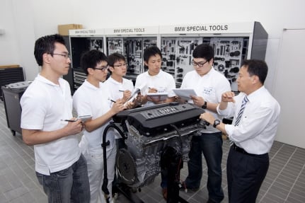 ↑BMW그룹 코리아가 2004년부터 인하공업전문대학 등 전국 9개 대학과 함께 진행중인‘BMW 기술 인력 양성 프로그램' 강의 모습
