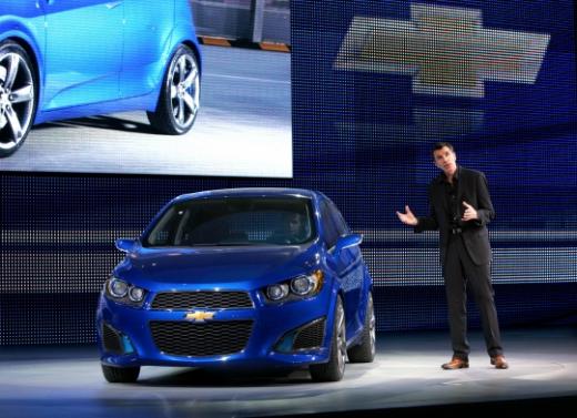 ↑ GM의 글로벌 소형차 콘셉트카 '아베오 RS'가 2010 디트로이트 모터쇼 개막 전날인 10일(현지시간), '시보레 프레스 컨퍼런스' 리허설에서 공개되고 있다.