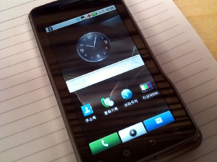 ↑인터넷상에 떠도는 미확인 모토로라 한국형 안드로이드폰 사진.