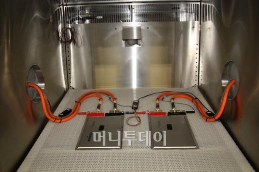 ↑실험 장비 안에 있는 LG화학의 배터리 셀들.