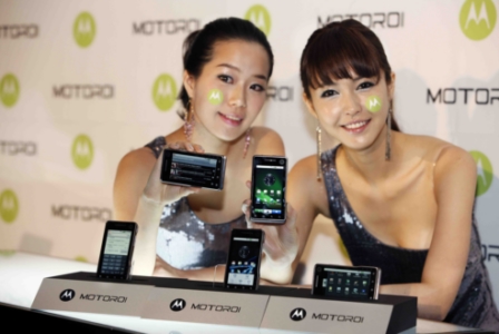↑모델들이 18일 서울 장충동 신라호텔에서 국내 시판 1호 안드로이드폰인 모토로라의 '모토로이'를 소개하고 있다.