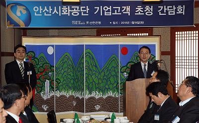 ↑ 이백순 신한은행장이 경기 안산 시화공단 중소기업 CEO들과 간담회를 하고 있는 모습.