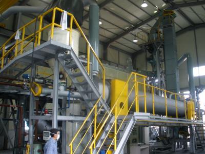 ↑박 대표가 미국 덴버시에서 산더미처럼 쌓인 폐타이어를 찍기 위해 카메라 셔터를 누루고 있다.