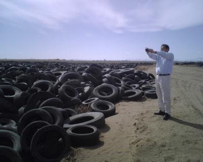 ↑미국 콜로라도주 덴버시에 인산인해를 이루고 있는 폐타이어 더미.