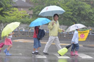 ↑3년 동안 매일 초등학교 학생들의 등굣길을 지도해주고 있는 한선교 한나라당 의원.