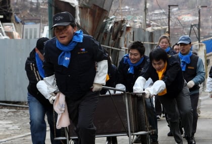 ↑ 중진공 이기우 이사장과 임직원들이 독거노인과 불우이웃에게 사랑의 연탄 5천장을 기부하고 직접 연탄을 배달하고 있다.